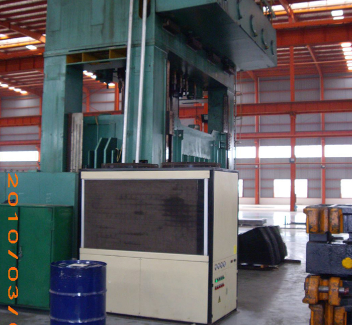 油冷機(jī)是依靠什么來改善機(jī)器溫度的？